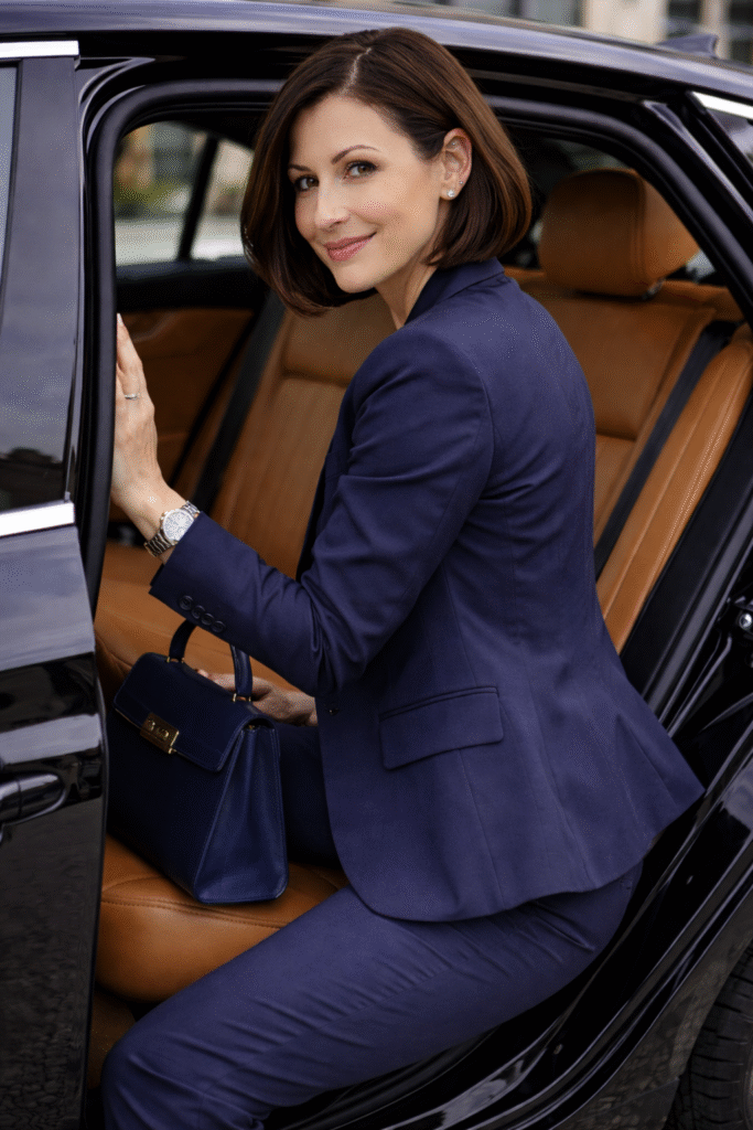 Mulher-entrando-em-carro-de-luxo